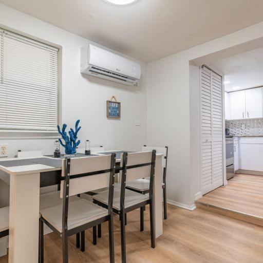 Lovely 2 Bedrooms, Steps Away From The Beach. 布雷登顿海滩 外观 照片
