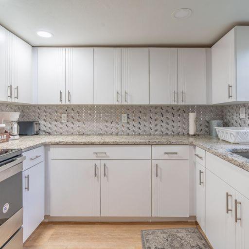 Lovely 2 Bedrooms, Steps Away From The Beach. 布雷登顿海滩 外观 照片