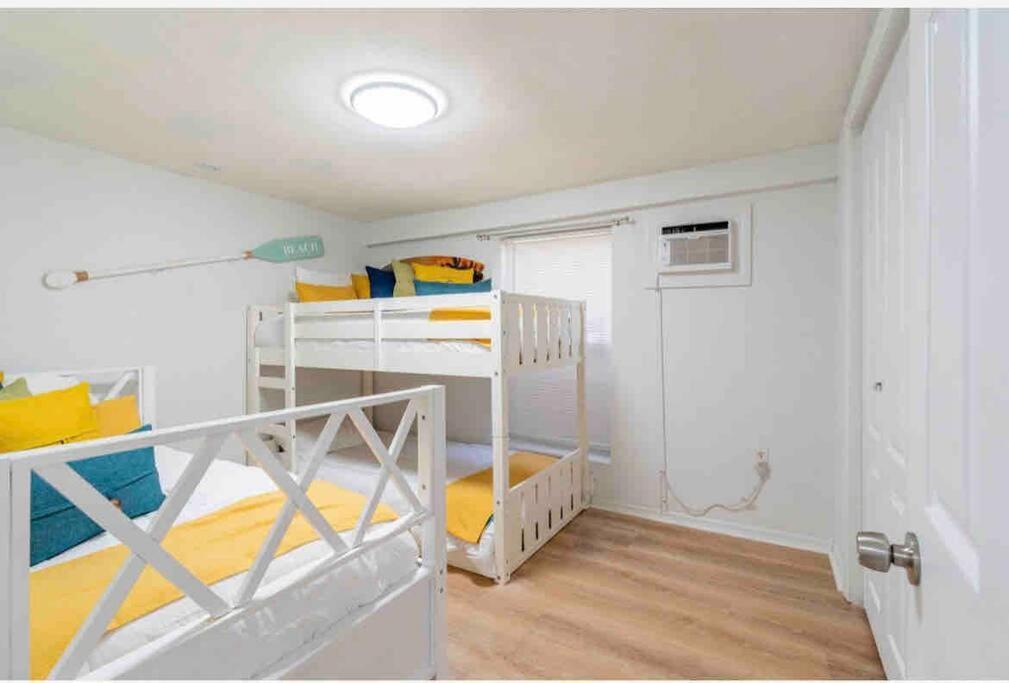 Lovely 2 Bedrooms, Steps Away From The Beach. 布雷登顿海滩 外观 照片