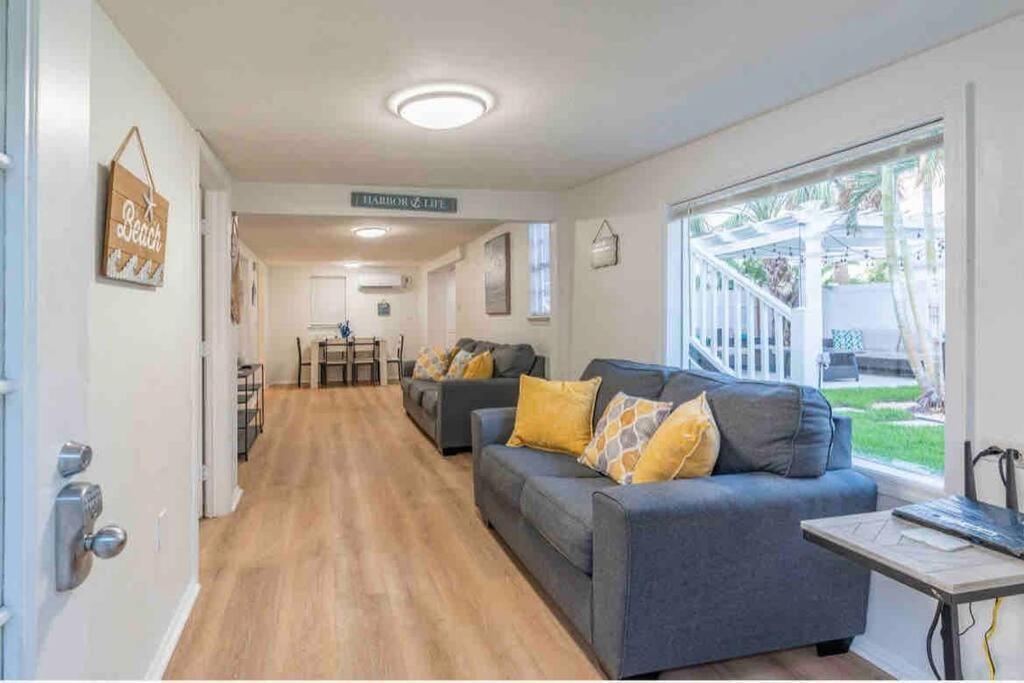 Lovely 2 Bedrooms, Steps Away From The Beach. 布雷登顿海滩 外观 照片
