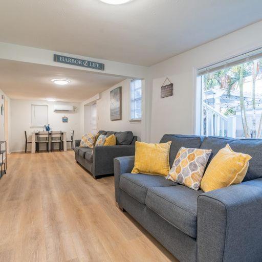 Lovely 2 Bedrooms, Steps Away From The Beach. 布雷登顿海滩 外观 照片