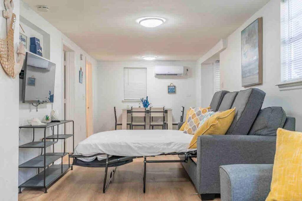 Lovely 2 Bedrooms, Steps Away From The Beach. 布雷登顿海滩 外观 照片