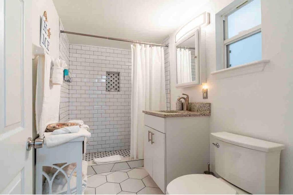 Lovely 2 Bedrooms, Steps Away From The Beach. 布雷登顿海滩 外观 照片