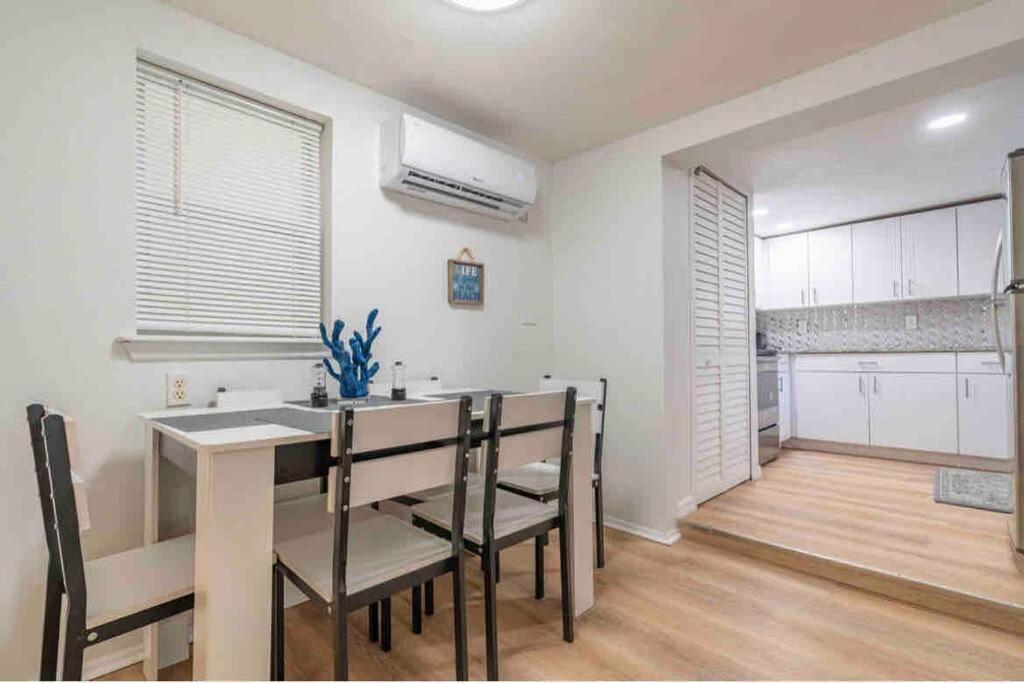 Lovely 2 Bedrooms, Steps Away From The Beach. 布雷登顿海滩 外观 照片