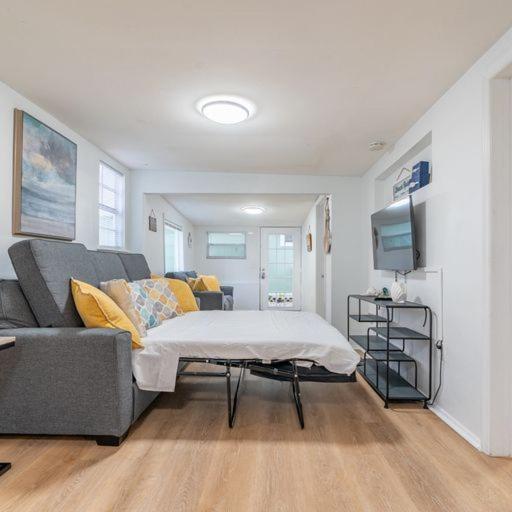 Lovely 2 Bedrooms, Steps Away From The Beach. 布雷登顿海滩 外观 照片