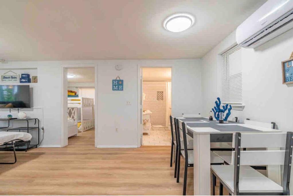 Lovely 2 Bedrooms, Steps Away From The Beach. 布雷登顿海滩 外观 照片